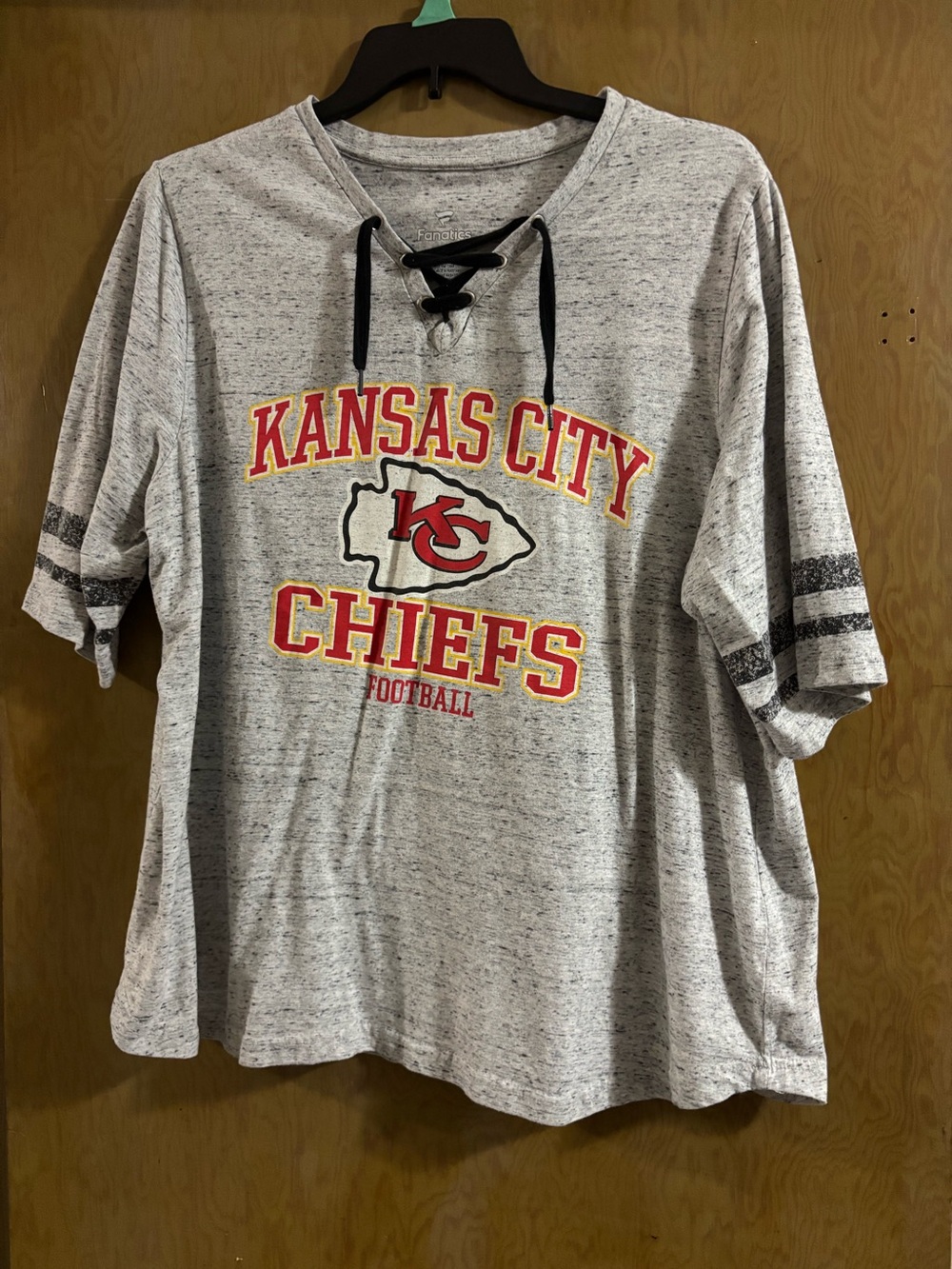 Women's Fanatics Heather Kansas City Chiefs Lace-Up V-Neck T-Shirt, size 2x